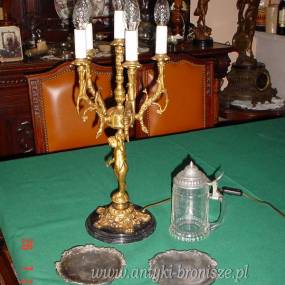 Lampa - Cherubin trzymajacy 6-cio ramienny swiecznik z brazu, na podstawce marmurowej H: 60cm (z zarowkami) - poz. 838