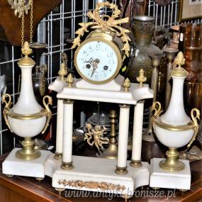 Empirowy Francuski zegar kominkowy z wazami biały marmur koniec XIXw
