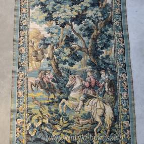 Gobelin wspolczesny (XXw.), tkany mechanicznie, ze scena z polowania (gruby podklad, puszysty), na drewnianym drzewcu - rozm. 192 x 123 cm - poz. 6826
